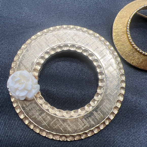 Vintage lot of 2 brooches/pins.   The pearl one is marked Mamselle - Picture 3 of 8